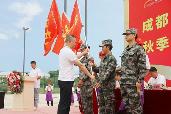 绿茵场上展英姿，国防教育正当时，新生军训正式开营！