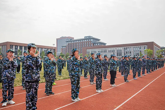 成都新东方高级技工学校春季军训汇演圆满举行