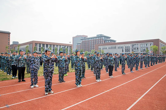 成都新东方高级技工学校春季军训汇演圆满举行