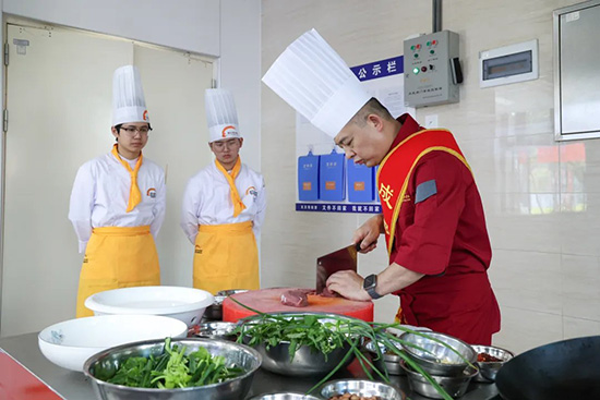 烹饪大师进校园，助力学子成才路