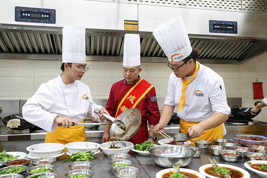 烹饪大师进校园，助力学子成才路