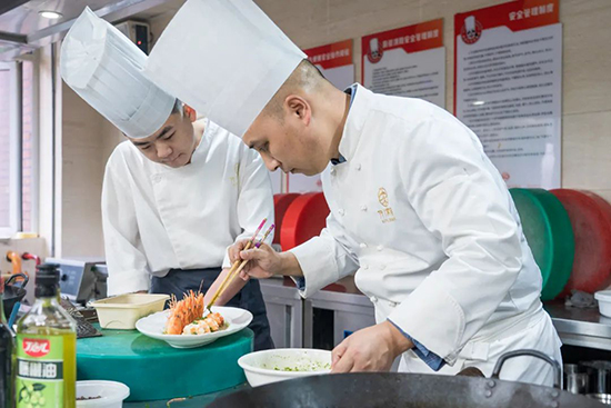 企业大师进校园，匠心传承烹饪技艺